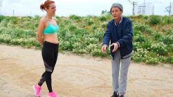 Hemos traído a esta joven pelirroja un “entrenador personal”. Verónica Fuertes no se esperaba terminar jugando con las bolas de Don Jorge