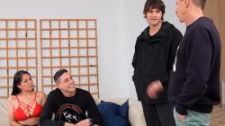 Sagriz viene a su debut porno con Sergio Lagos. No nos esperábamos que llegara Don Jorge con un joven aspirante