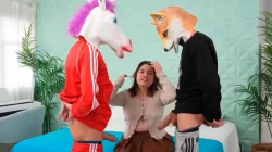 Con una venda en los ojos Nessa Cruz la valenciana golfa chupa dos pollones misteriosos y acaba lefada doblemente en este divertido trio sexual