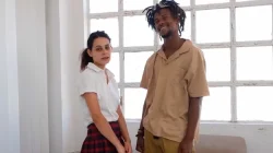 Nena de 18 años, perfil Miercoles, llega del instituto para follar con su primera polla negra  Sexo interracial en Nigged