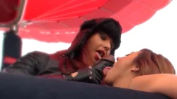 Sexo anal en las alturas  Minerva Pons y Bianca Resa se suben a un globo y follan en el aire