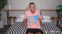 Alma del Rey la Adorable se Arrodilla Ciega y Chupa la Verga de Don Jorge Creyendo que Era un Morenazo… ¡Sorpresa! ¡Es un Abuelo!