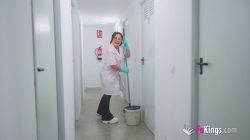 La Limpiadora Jamona Aisha Montero Deja el Mocho y se Come la Polla del Pipiolo Inexperto Leo Rod en su Descanso