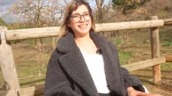 Megan Love Exhibicionista Le Enseña el Coño Empapado al Camarero y Acaba Cabalgándolo