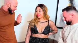 Va chica joven para dos maduros  Los papis Tuli Diaz y Karin descubren la barra libre de sexo que tienen con Debora Sanz