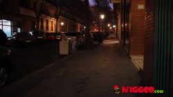 Unos chicos regalan bombones… ¡Y otros POLLONES NEGROS La sorpresa de Lizzie Falconnat !