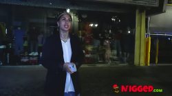 Valeria no se quiere ir de Madrid sin llevarse al catre al negrazo del bar. ˝