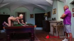 Silvia Rubi sabe como disfrutar las tardes en casa! ¡Striptease y un Polvazo sobre la mesa de billar!